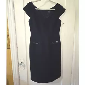 Abito in guaina scollo a V Tahari con accenti catena e tasche finte taglia 8 nuovo con etichette - Foto 1 di 11