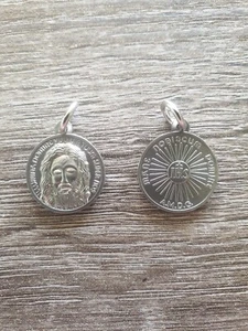 Lot of 10 Holy Face of Jesus Medal,( Matt Nickel ), 1.8 cm with Leaflets - Picture 1 of 4