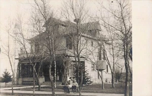 RPPC Haus 2 Kinder & Frau im Wagen vorne  - Bild 1 von 2