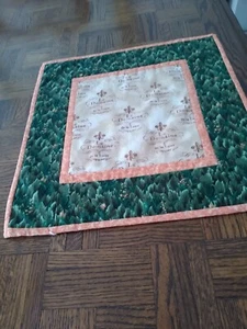 Handgefertigte gesteppte Tischauflage für Weinliebhaber 14" x 15" grün, gold, creme  - Bild 1 von 5