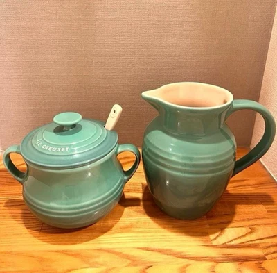 Ensemble en grès crème et sucrier Le Creuset avec cuillère verte presque... - Photo 1/4