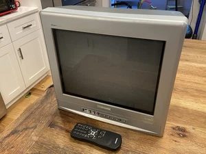 Magnavox 14MS2331/17 14" Flat Screen CRT TV Front Inputs Retro Gaming - Picture 1 of 16