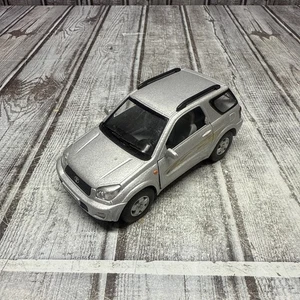 Kinsmart Toyota RAV4 1:32 Pull Back silber - Bild 1 von 8