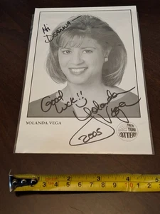 FOTO PROMOCIONAL 5X7 AUTOGRAFIADA A MANO LOTERÍA YOLANDA VEGA LOCUTORA DE LA LOTERÍA DE Nueva York - Imagen 1 de 2