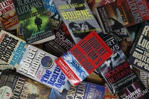 Lot of 10 Robert Ludlum Paperback Books MIX - Picture 1 of 1