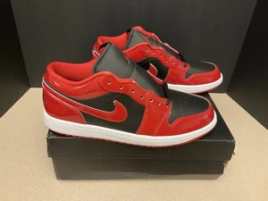 ¡Nuevo! Zapatos para hombre Nike Air Jordan 1 Low SE negros/rojos universitarios/blancos. Talla 10. ¡Bonito! - Imagen 1 de 11