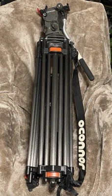 OCONNOR 515 ULTIMATE MASTER FLUID HEAD CAMERA WEDGE W/ 25L CARBON FIBER TRIPOD - Image 1 of 4