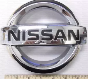 EMBLEMAS GENUINOS NISSAN 2005-2016 FRONTIER XTERRA PATHFINDER PARRILLA DELANTERA NUEVO FABRICANTE DE EQUIPOS ORIGINALES - Imagen 1 de 5