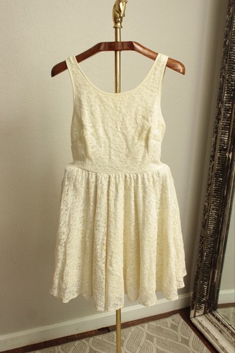 OFF WHITE Abito low schienale low schienale Urban Outfitters spille e aghi bianco crema taglia 6