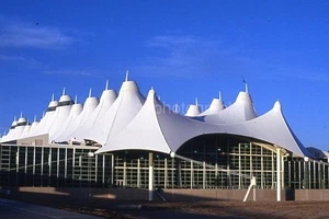 AEROPUERTO INTERNACIONAL DE DENVER Encontrado 35mm DIAPOSITIVA Foto ARQUITECTURA 57 LA 84 G - Imagen 1 de 1
