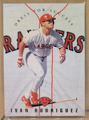 Vestido Leaf For Success 16 1997 Iván Rodríguez Rangers Salón de la fama raro fieltro stock inserto Foto 1 de 2