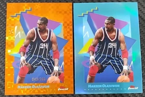 2025 Topps Finest Hakeem Olajuwon Orange /200+ Blue Refractor LEGEND ROCKETS #127 - Bild 1 von 5
