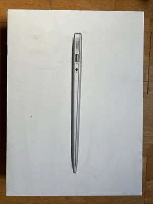 Apple MacBook Air 13,3 Zoll (128GB SSD, Intel Core i5 5. Gen., 2,70GHz, 4GB RAM) - Bild 1 von 4