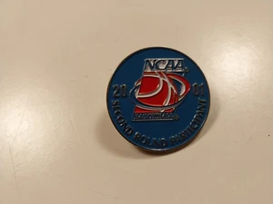 2001 NCAA Basketball Tournament Second Round Participant Label Pin Rare - Bild 1 von 2