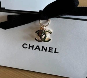 CHANEL Charm 2023 Holiday Christmas Limited Edition Neuheit CC Logo Gold Charm - Bild 1 von 10