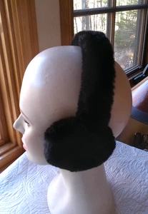 UGG NEU IN GESCHENKBOX OHRENSCHÜTZER SCHWARZ KUNSTFELL WEICH GEPOLSTERT POLYESTER - Bild 1 von 5