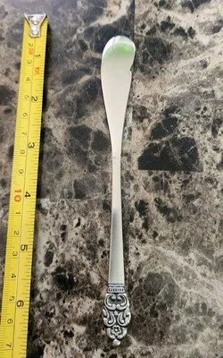 CUCHILLO ESPARCIDOR DE MANTEQUILLA ESTILO CORONA NÓRDICA ACERO INOXIDABLE MANGO PLANO 🧈 Foto 1 de 4
