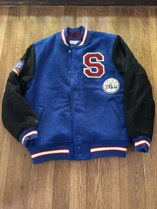 Giacca Bomber Letterman Philadelphia 76ers Autentica Retrò NBA Basketball M Nuova con etichette - Foto 1 di 7