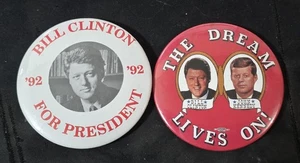 BILL CLINTON '92 FOR PRESIDENT & THE DREAM TEAM CONTINUA A VIVERE! SPILLA BAVERO - Foto 1 di 4
