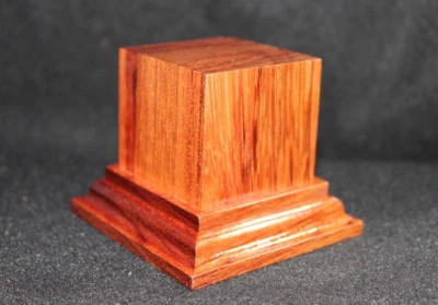Base de madeira feita à mão 1,75x1,75x2,5 para figuras/miniaturas - Madeira maciça de Bubinga - Imagem 1 de 4