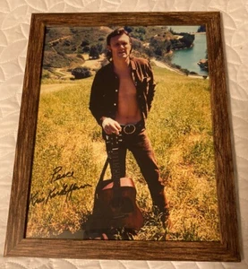 KRIS KRISTOFFERSON HANDSIGNIERTES 11x14 FOTO - tolle Pose mit Gitarre - gerahmt mit Proof - Bild 1 von 11