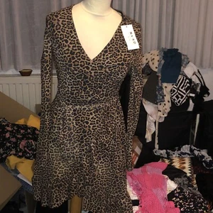 NA-KD Damen Kleid Leomuster Leo Chiffon Leoparden Leopard Rüschen NEU 69,99€ - Bild 1 von 3