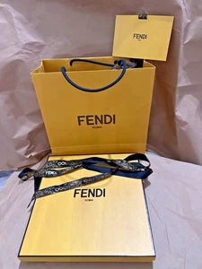 FENDI BOX 9" x 9 x 2" mit 10x10 TASCHE & Band - Bild 1 von 6