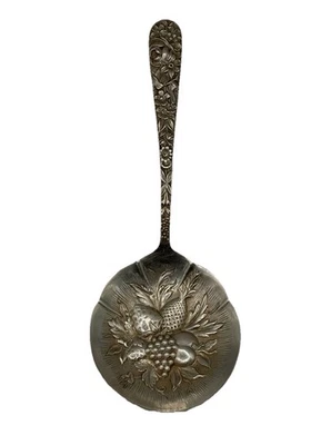 Cuchara de bayas de plata esterlina S.Kirk&Son 5” 925/1000 “Repoussé” Art Nouveau (#520) Foto 1 de 4