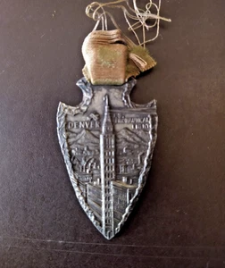 Medalla de luz aeronáutica Denver de colección con forma de punta de flecha - Imagen 1 de 4