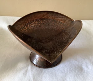 VTG Hammered Copper Footed Bowl Grape Leaves Decoration 9” wide & 7” tall - Picture 1 of 9