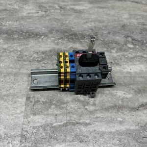 Interruptor de desconexión ABB OT40F3 con auxiliar, varilla de operación y terminales, nuevo - Imagen 1 de 6