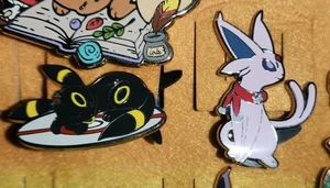 Together for the Holidays Pokémon Pin Box Set Espeon und Umbreon Pins 2022 - Bild 1 von 4