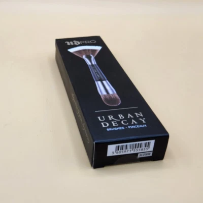 Urban Decay UD Pro Contour Shapeshifter F-113 Doble - Ventilador de extremo y cepillo abovedado Foto 1 de 4