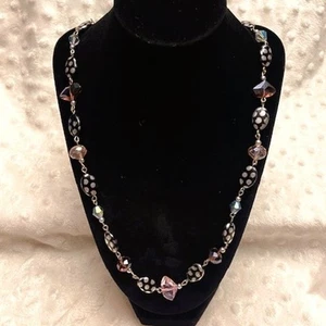 Collana vintage in argento con pietra a punti, vetro rosa e cristallo iridescente - Foto 1 di 5