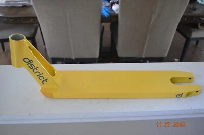 Cubierta Scooter District DK-1 V3 Estándar 19.5"L x 4.25"W SIN FRENO SIN EJE AMARILLO Foto 1 de 4