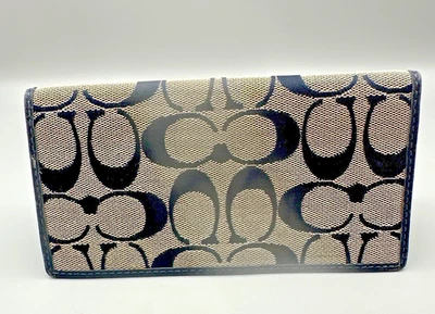 Capa de talão de cheques Coach Signature lona bi-dobrável preta ou azul marinho e cinza - Imagem 1 de 4