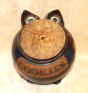 VINTAGE GLAZED EARTHENWARE POTTERY PIG COOKIE COOKIES JAR, SIGNED WITH CORK LID - Bild 1 von 14