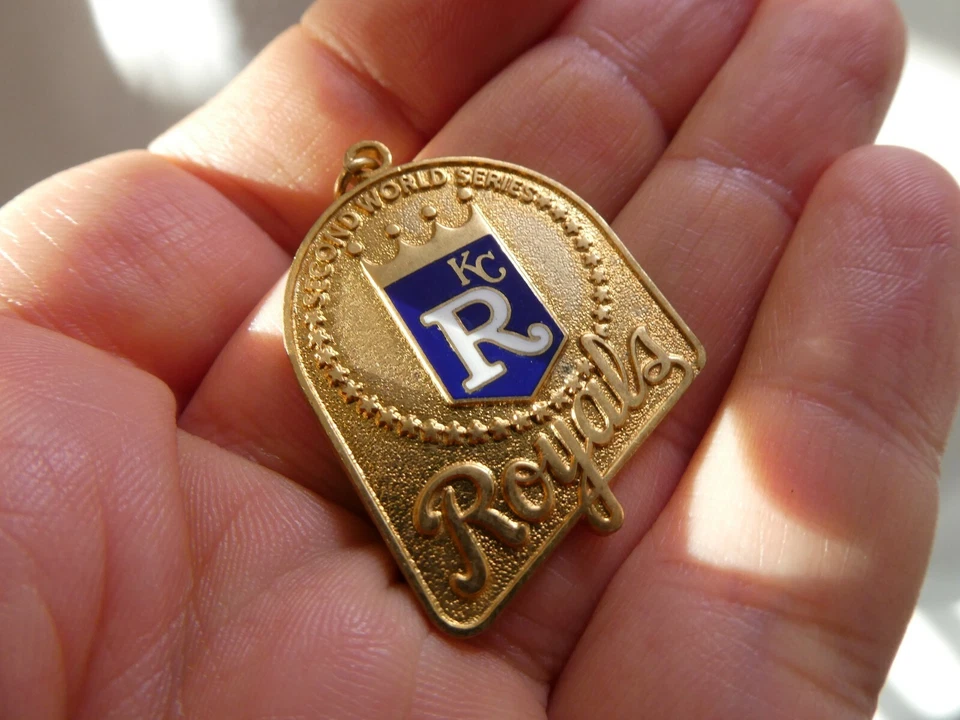 1985 KANSAS CITY ROYALS WORLD SERIES PRESS CHARM BALFOUR RP1 - Image 1 of 3