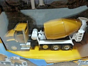 CAT Caterpillar CT660 Day Cab Tractor with McNeilus Bridgemaster Concrete Mixer - Picture 1 of 3