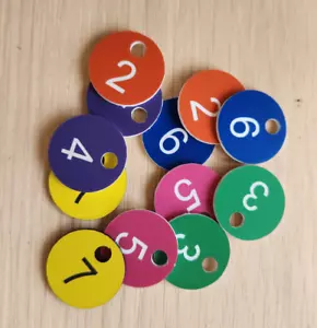Discos numerados grabados con láser de 25 x 25 mm perfectos para mesa, etiquetas, armario, válvula - Imagen 1 de 48