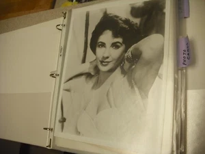 Vintage Elizabeth Taylor Sammelmappe: Fotos, Promo Karten, Postkarten usw. - Bild 1 von 24