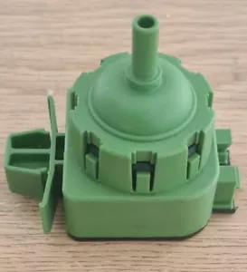 Interruptor de presión genuino para lavadora Hotpoint WMFG 8537K No. 16002692100 - Imagen 1 de 2