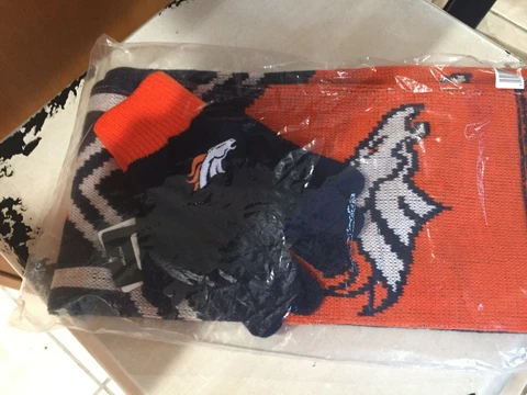 MENS/WOMENS NFL DENVER BRONCOS FOREVER COLLECTIBLES SCARF AND GLOVE SET NWT Cover