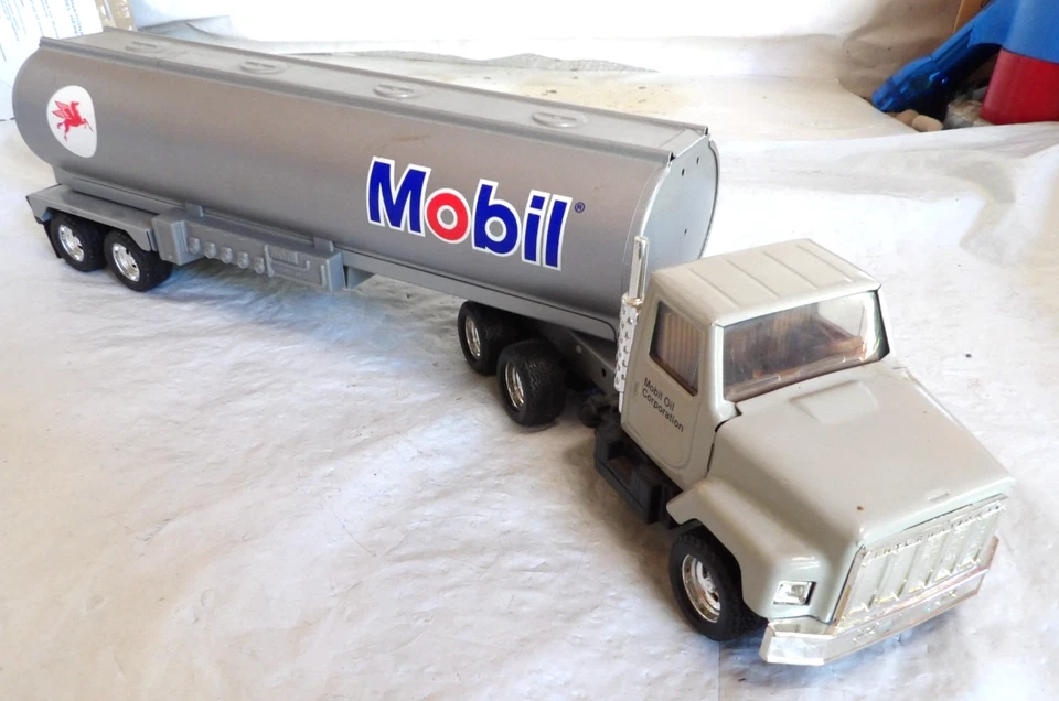 Vtg Ertl 3605 International Semi-T Mobil Tanker 18-Wheeler Tractor Trailer - Image 1 of 4
