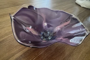 Ciotola con piedini in vetro artistico di Murano firmata incisa colore viola/rosa accenti 12" - Foto 1 di 10