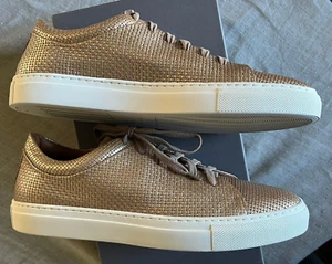 Aquatalia neu im Karton Damen Avery geprägt Metcalf Sneaker platin Größe 10 - Bild 1 von 13