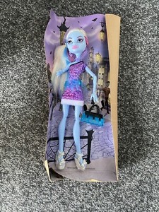 Monster High Abbey Bominable Scaris City of Frights Doll Attached To Card -READ