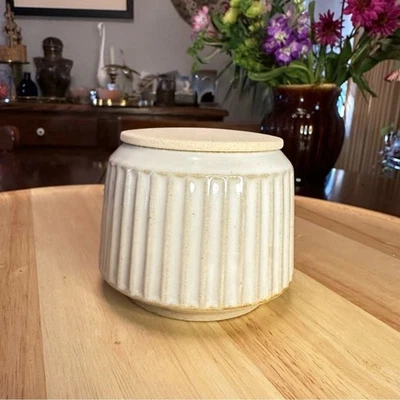 Candelabro Anthropologie Kindred - Cerámica acanalada beige con tapa Foto 1 de 4