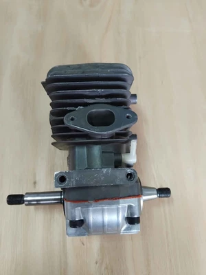 MOTOSEGA OLEO-MAC GSTH 240 EFCO MTTH 2400 Blocco motore (R-8) - Immagine 1 di 4