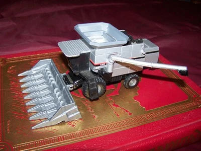 Custom Gleaner C62 combine w/ corn head, 1/64, Ertl, Nice, displayed, AC - Image 1 of 2